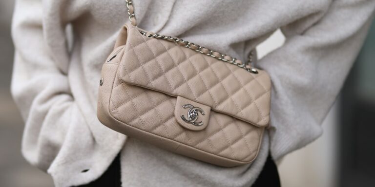 Chanel freine les hausses de prix après une baisse