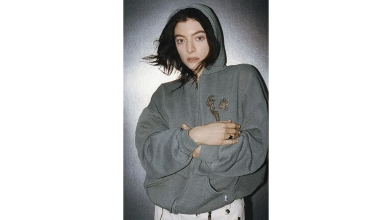 Lorde Rend Hommage à une Œuvre d'Art New-Yorkaise