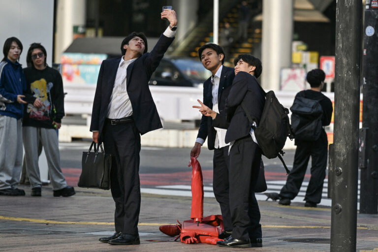 Sculptures choc à Tokyo : dénonciation économique