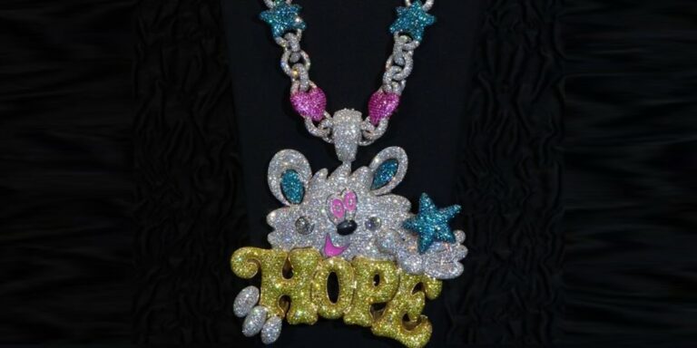 Le collier unique de J-Hope de BTS va vous éblouir