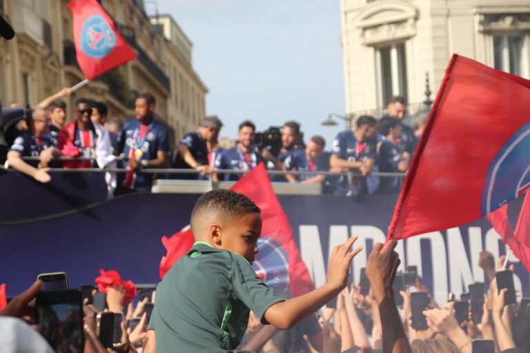 PSG sacré : les supporters en liesse sur les Champs