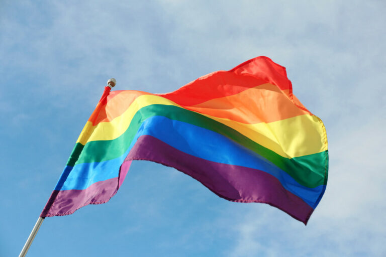 Subvention annulée : Pécresse réagit à l'affiche LGBTQ+
