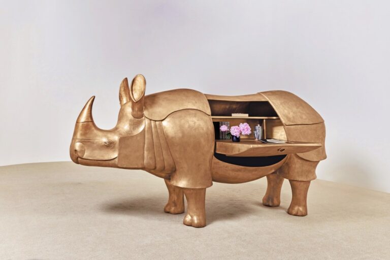 Un bureau rhinocéros en bronze vendu 16,4 M$!
