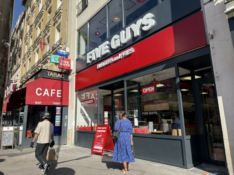 Un nouveau Five Guys débarque au "rond-point de la bouffe"