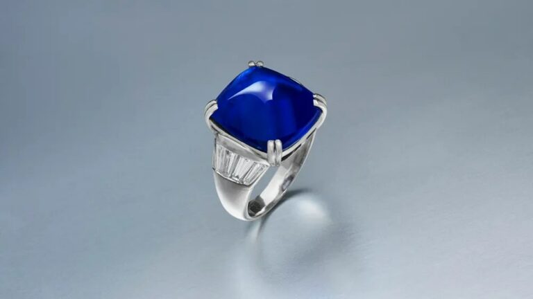 Bague Saphir Cachemire 16,58 ct: 1,2M$ aux enchères !