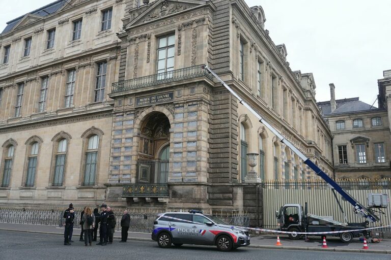 Deux Suspects Arrêtés à Paris pour Vol au Louvre!