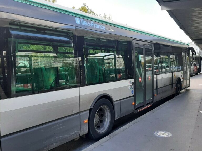 Grave accident à Paris : un piéton heurté par un bus