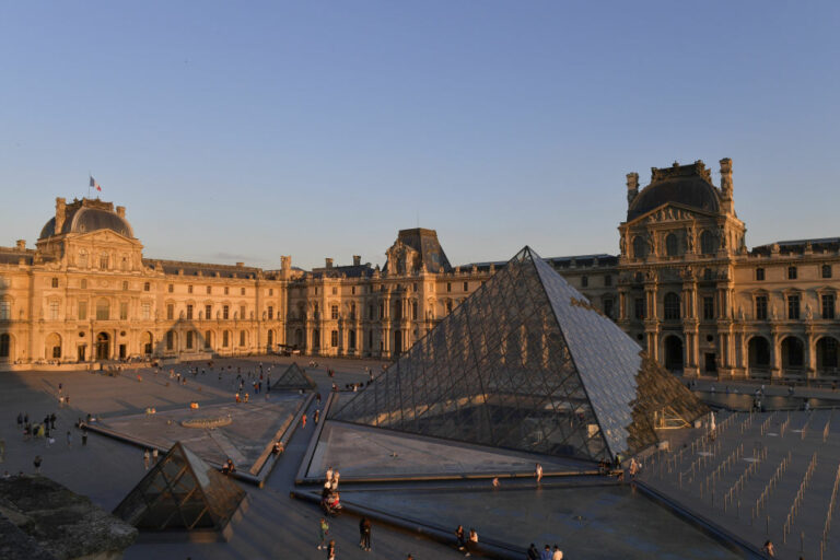 Le Coup du Siècle au Louvre et la Polémique 'Obamalisk'