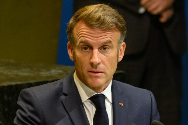 Le vol au Louvre: l'échec cuisant de Macron