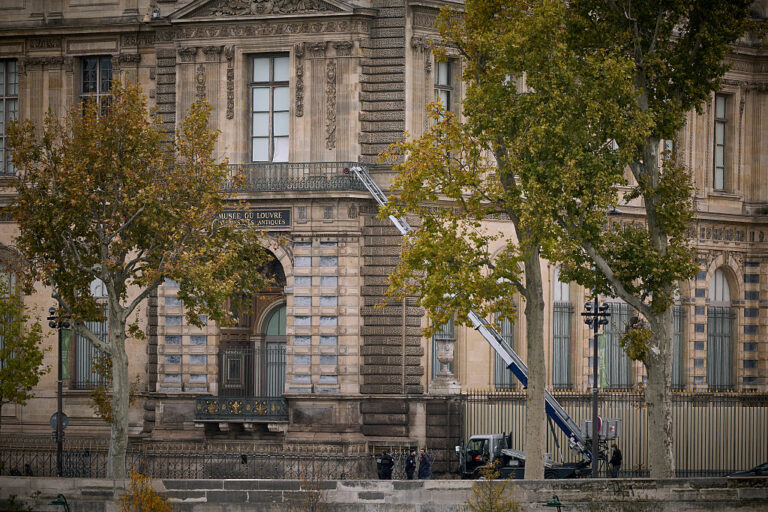Les voleurs de bijoux du Louvre traqués mondialement