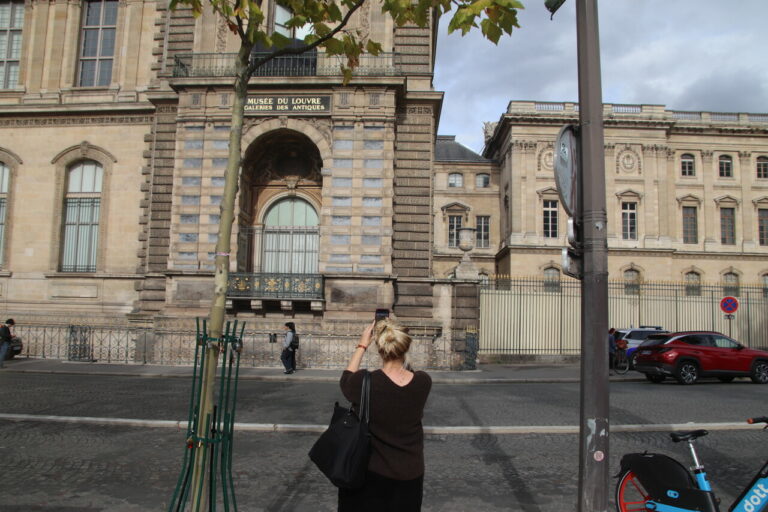 Paris : scène de crime au Louvre attire les curieux