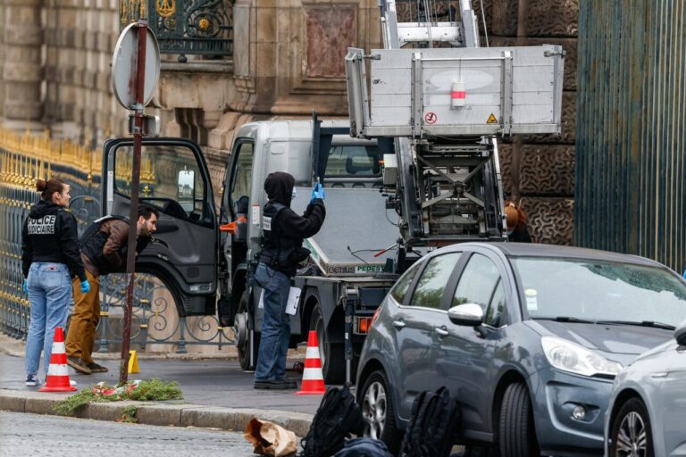 Quatre voleurs recherchés après un coup audacieux au Louvre