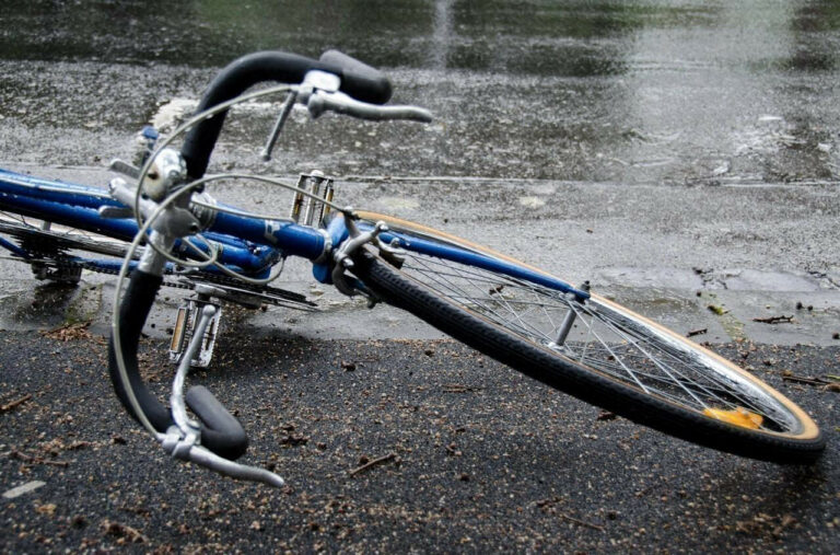 Tragédie à Paris : Cycliste meurt sous un camion
