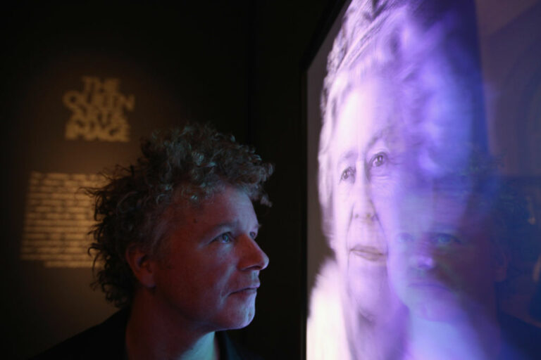 Un artiste poursuit Chris Levine pour des portraits iconiques de la Reine