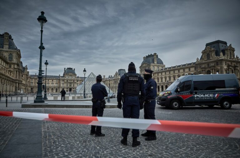 Vol Au Louvre : Bijoux Inestimables Évalués 102 M€