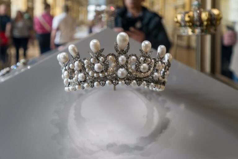 Vol au Louvre : Bijoux à 102 M$ Non Assurés !