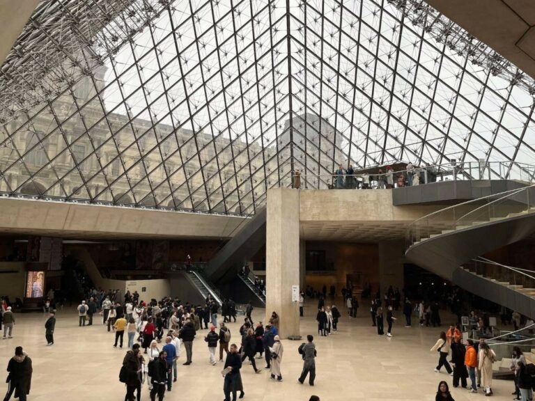 Vol au Louvre : précieux bijou récupéré proche du musée