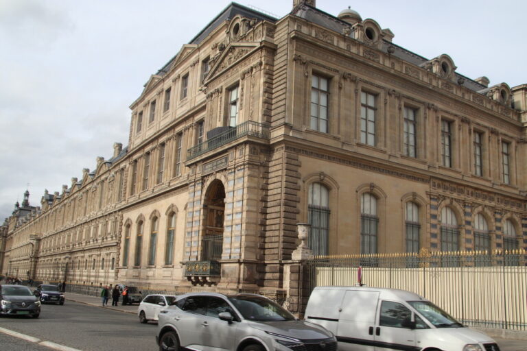 Vol au Louvre : suspects avouent, bijoux manquants