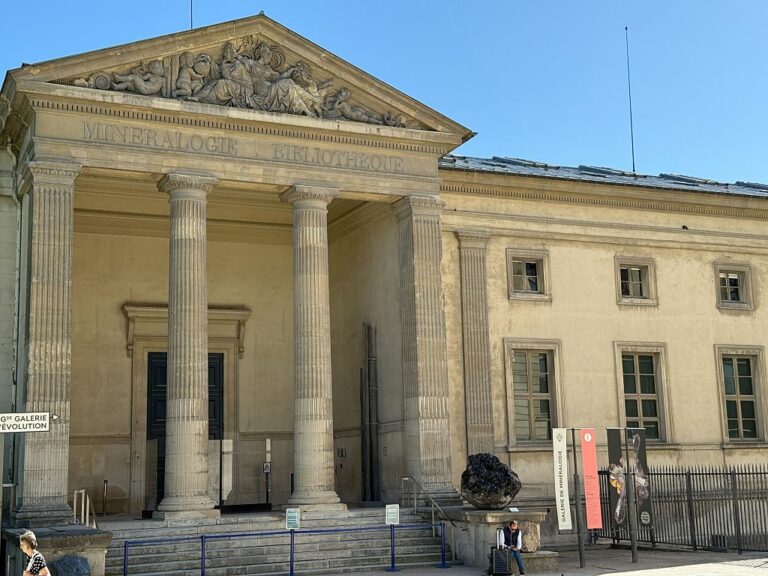 Vol d'Or: Femme Accusée au Musée de Paris!