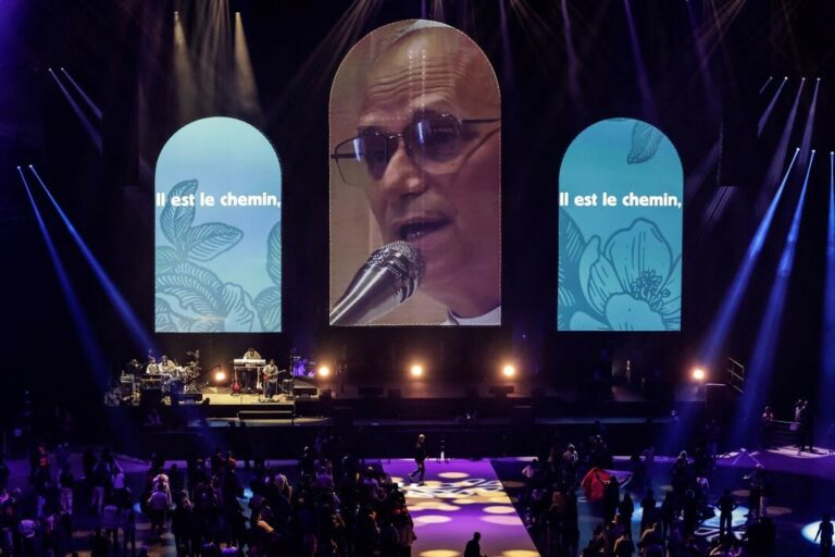 Accor Arena : Église éphémère pour catholiques audacieux