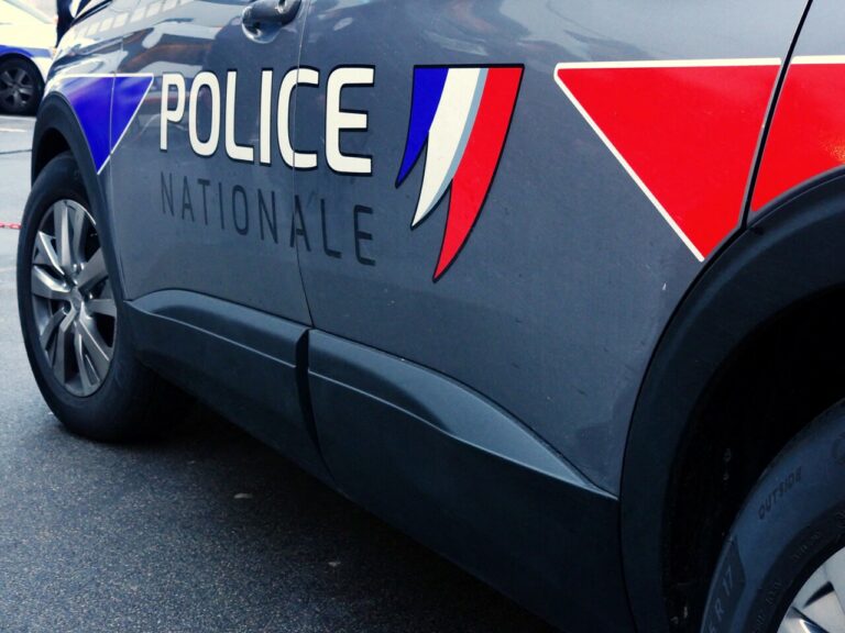 Chauffard fou évite un enfant et défie la police !