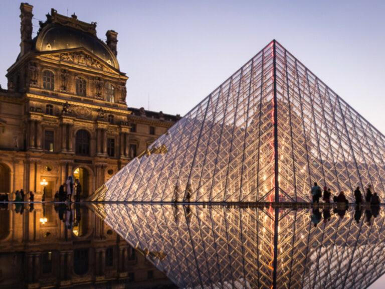 Cinq suspects arrêtés après un vol au Louvre