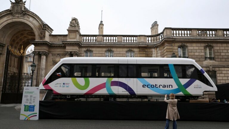 Découvrez le mystérieux minitrain futuriste à l'Élysée !