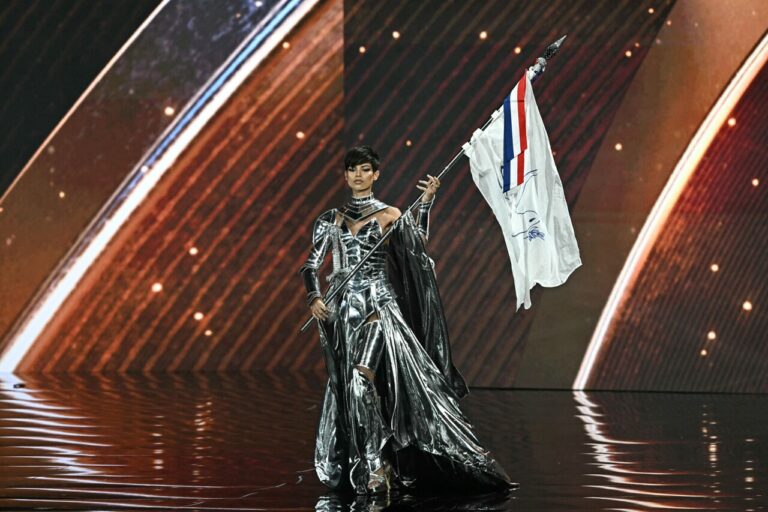 Ève Gilles enflamme Miss Univers avec son armure de Jeanne d'Arc