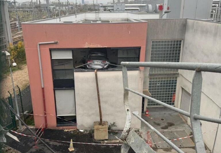Impressionnant : une voiture s'envole dans un entrepôt RATP