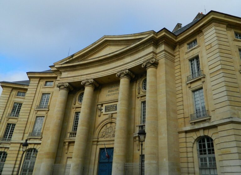 Paris : Une étudiante d'Assas lutte contre le redoublement