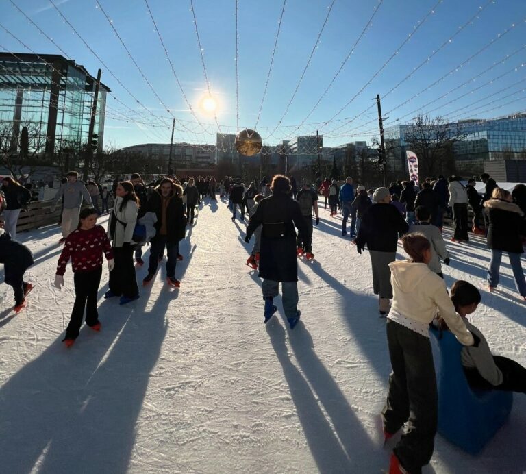 Patinoire géante à Paris : Noël, glisse et raclette !