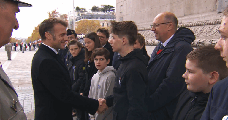 Un audacieux stagiaire interpelle Macron le 11-Novembre