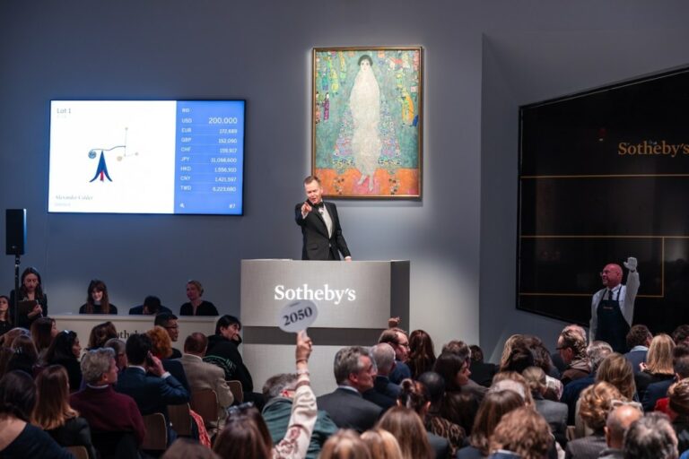 Vente Marquee: Victoire Haut de Gamme, Alerte Bas!