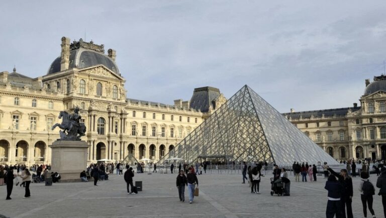 Vol au Louvre : syndicats sceptiques face aux mesures