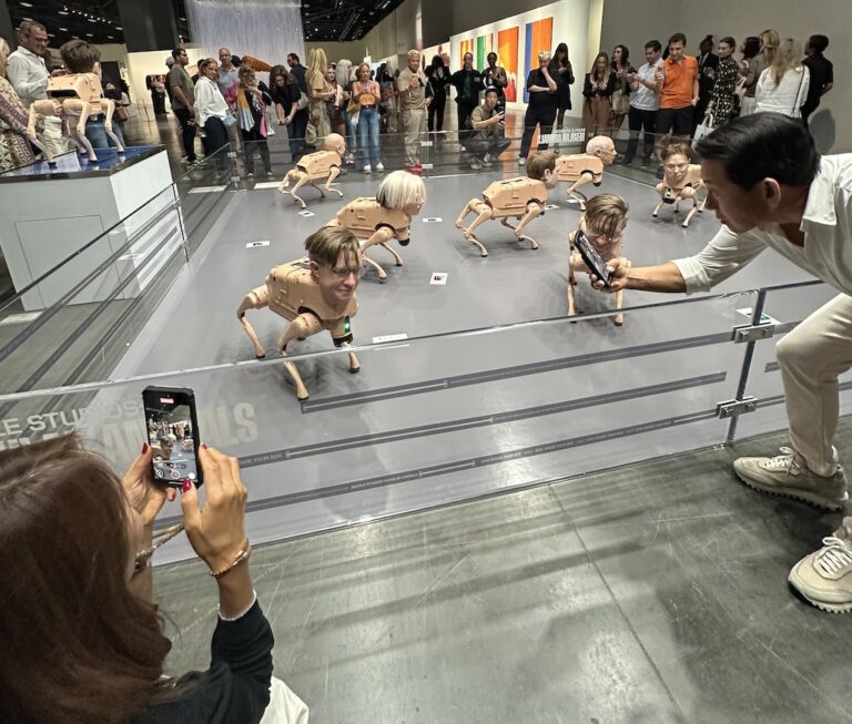 Art Basel: Chiens Robots Satiriques de Beeple!