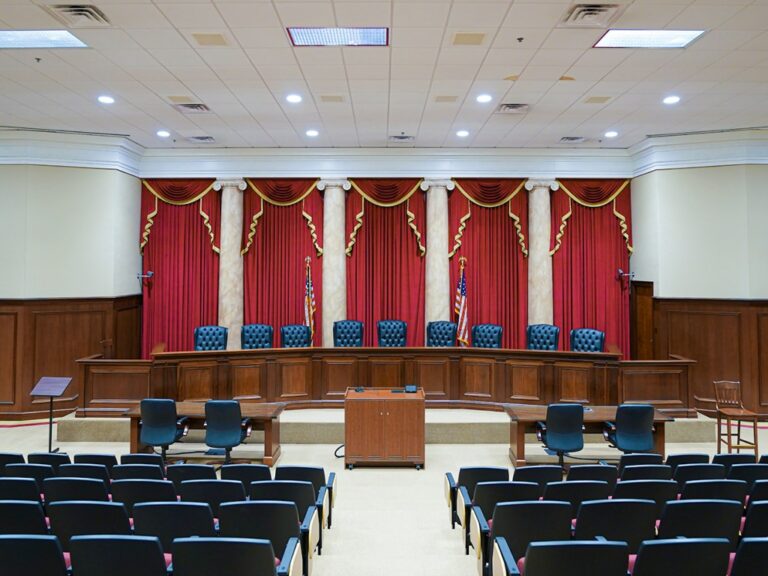 Découvrez la Simu. de Cour Suprême d'un Collège Évangélique