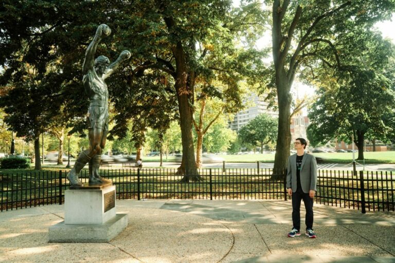 Découvrez l'icône culte : la statue de Rocky !