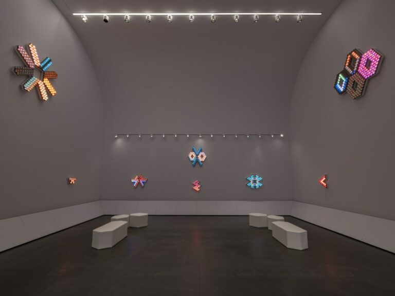 L'Art Visionnaire de Tom Lloyd: Expo à Ne Pas Manquer!