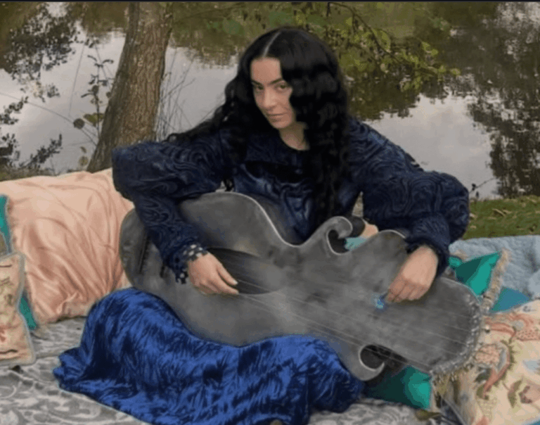 La Sculpture Sonique Jouée par Charli XCX: L'Instrument Phare!