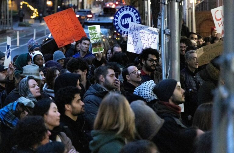 Vives protestations : École de New York menace de lourdes coupes