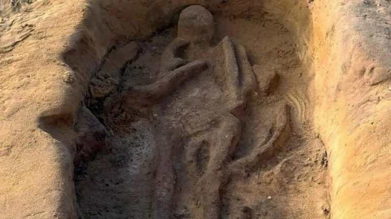 Archaeologues Britanniques: Découverte Cruciale!