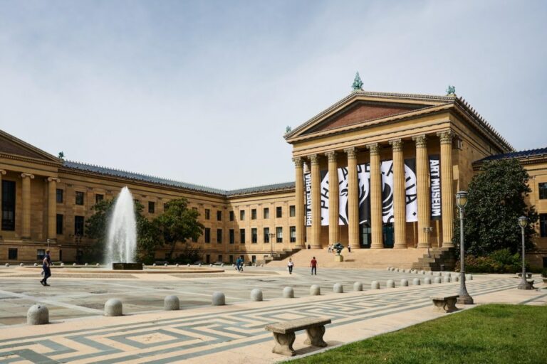 Démission du Dirigeant Derrière le Rebranding du Musée de Philadelphie