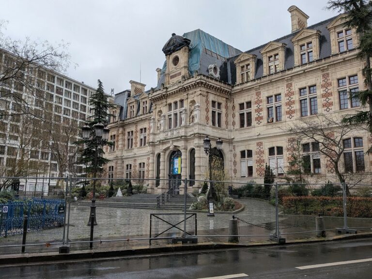 La mairie du 12e : un an après l'incendie, la renaissance attendue