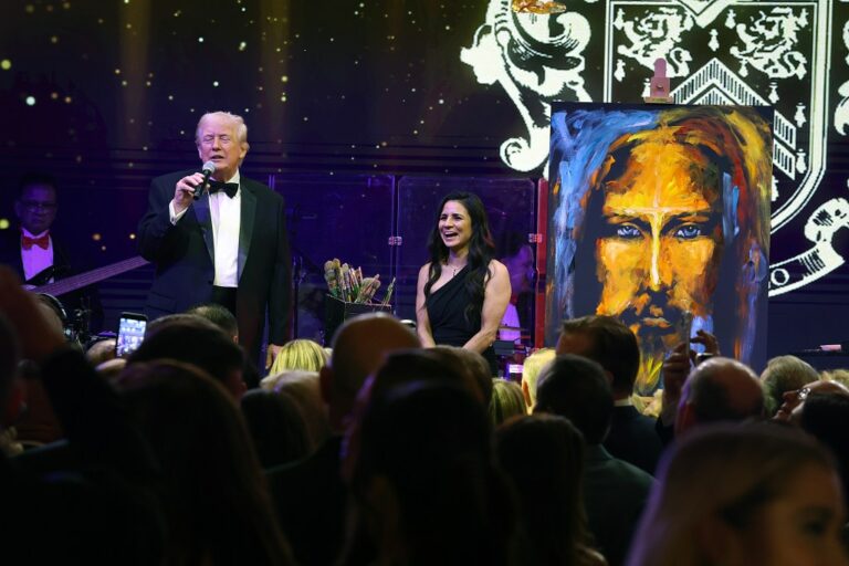 Musées UK : Décisions par le public, Trump vend Christ
