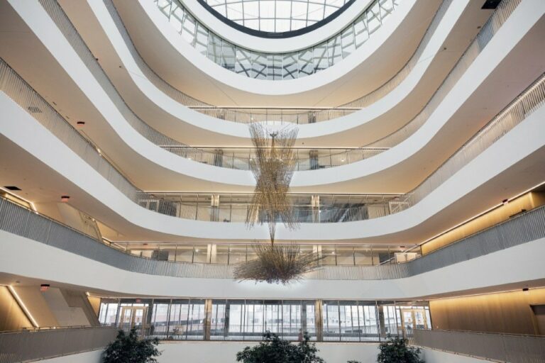 Une sculpture rare de Bertoia dévoilée au siège de GM