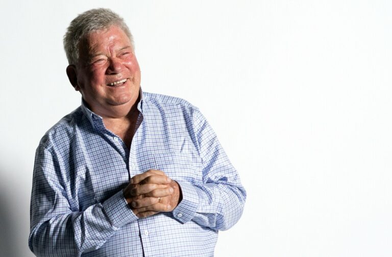 À 94 ans, William Shatner se lance dans le métal !