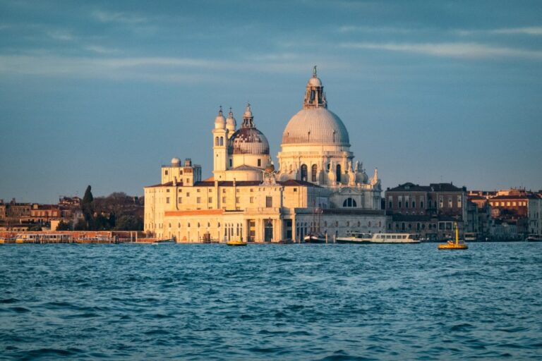 Artistes de la Biennale de Venise, Changement au Louvre!
