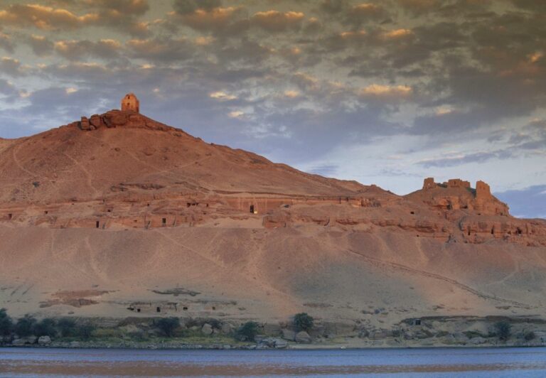 Découverte de Tombes Égyptiennes Remplies de Trésors