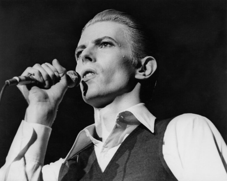 Exposition Immersive: Plongez dans l'Univers de Bowie!