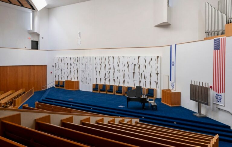 Immense sculpture de Nevelson en vente à Long Island